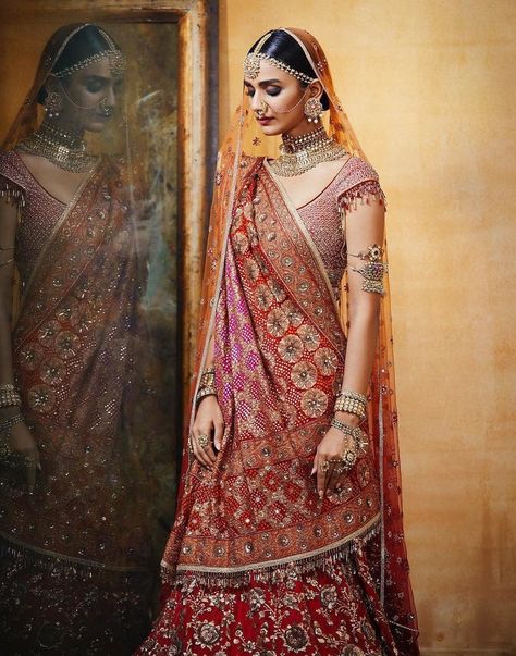 BRIDE’S TRADITIONAL INDIAN WEDDING DRESSES